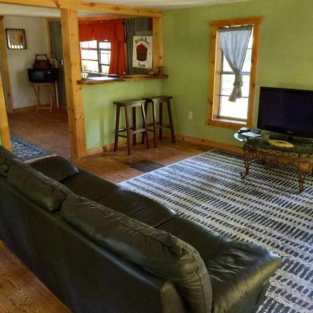 Adorable 1 Bedroom Honey House Rusk Extérieur photo